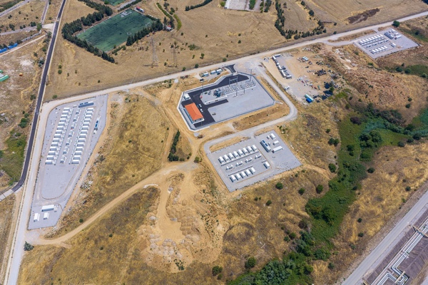 Σε λειτουργία το πρώτο πάρκο «μπαταριών» της HELLENiQ ENERGY