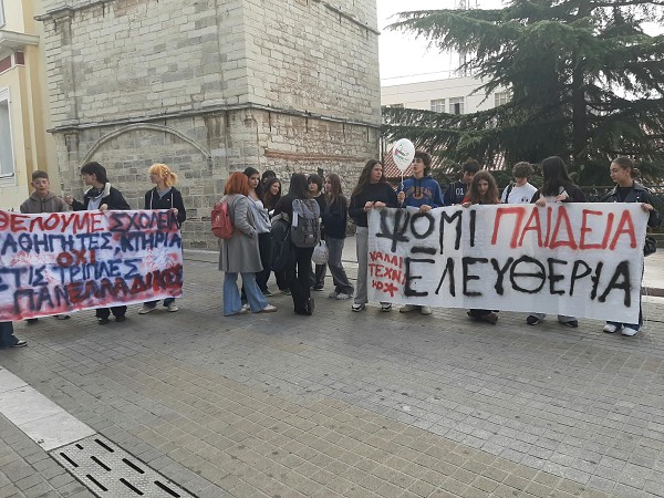 Απεργιακή πανεκπαιδευτική συγκέντρωση στην πλατεία της Κοζάνης