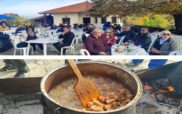 Δίλοφο Βοΐου: Η Γουρουνοχαρά, το γλέντι αποχαιρετισμού και οι επτά κάτοικοι που κρατούν ζωντανό το χωριό