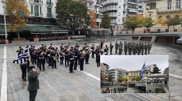 Η έπαρση της σημαίας στην κεντρική πλατεία της Κοζάνης με τη συνοδεία της Πανδώρας