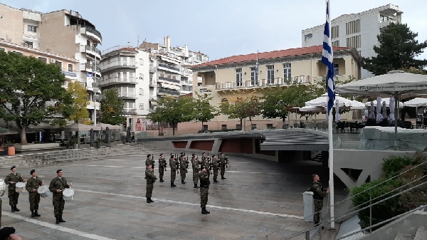 Υπό βροχή η έπαρση της σημαίας για τον εορτασμό της 11ης Οκτωβρίου