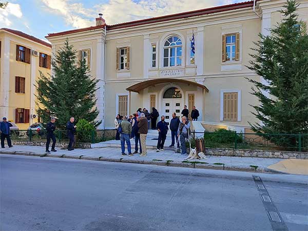 Συγκέντρωση μπροστά από τα δικαστήρια κατοίκων του Ξινού Νερού