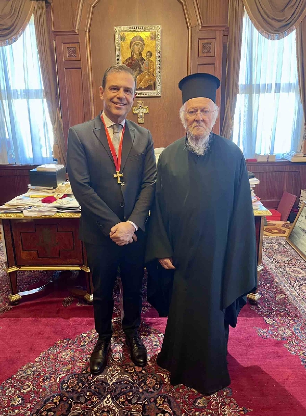 Στον Οικουμενικό Πατριάρχη Κωνσταντινουπόλεως – Νέας Ρώμης κ. Βαρθολομαίο, ο Πάρης Γκούνας (με καταγωγή από την Αιανή) – του παπαδάσκαλου Κωνσταντίνου Ι. Κώστα