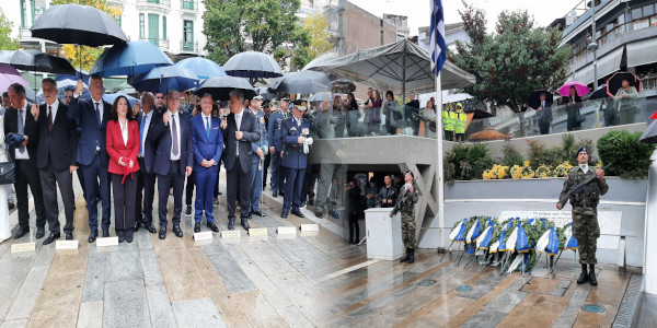 Κατάθεση στεφάνων υπό βροχή στην κεντρική πλατεία της Κοζάνης