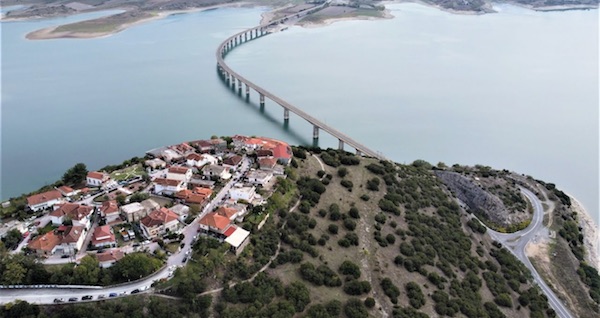 Νεράιδα: Στο «νεραϊδένιο» χωριό με τη μαγική θέα, τους θρύλους και την ξεχωριστή ιστορία