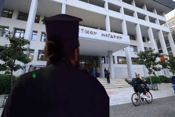 Στο αυτόφωρο σήμερα ο ιερέας από τα Γρεβενά που κατηγορείται για revenge porn