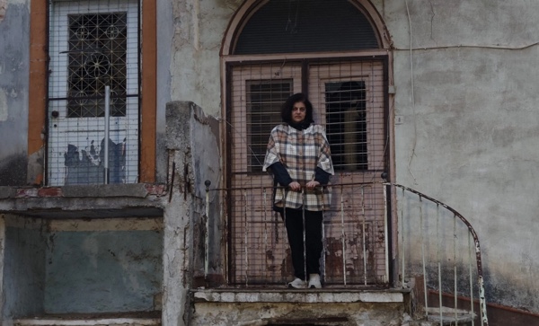 Η Τζωρτζίνα Κακουδάκη φέρνει το θέατρο στους δρόμους της Κοζάνης