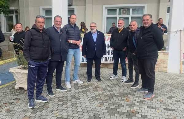 Ο Γιάννης Καραβασίλης σχολιάζει όσους φωτογραφίζονται αλλά δεν τολμούν