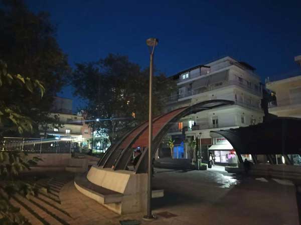 Η πλατεία Λασσάνη στο σκότος για δεύτερη μέρα