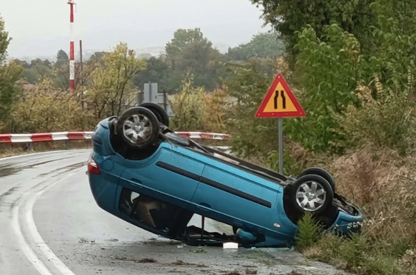 Τροχαίο ατύχημα με ανατροπή οχήματος στην Εθνική Οδό Κοζάνης – Λάρισας