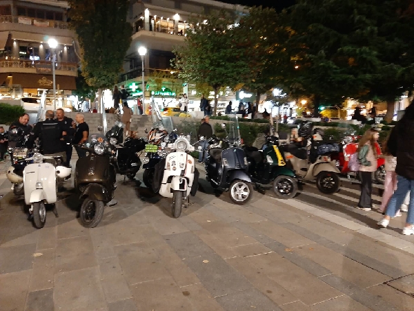 Γέμισε βέσπες η κεντρική πλατεία της Κοζάνης